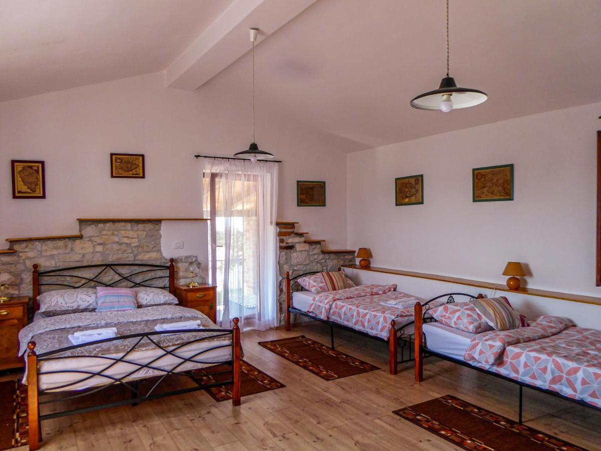 Casa Istriana Nona Pina Villa Kaštelir Kültér fotó
